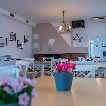 Ostria & Hotel Gavrio